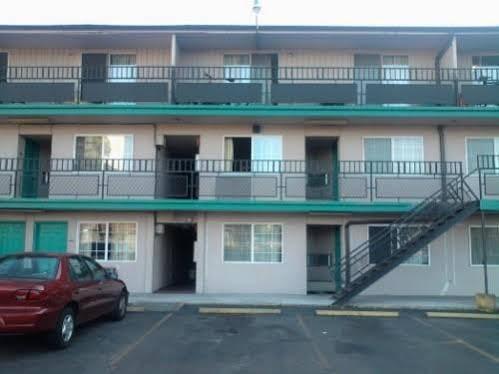Golden Knight Motel Gresham Exterior photo